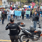Pacientes de los centros de diálisis y sus familias protestaron frente a la Gobernación del Azuay la falta de pagos para su atención por parte del MSP y el Seguro Social.