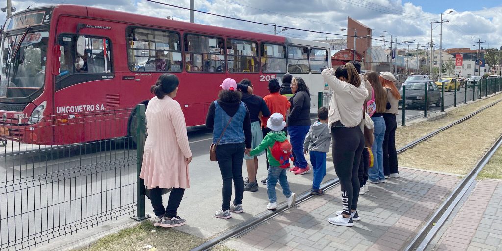 Peatones cruzando la Av. De las Américas, sector Feria Libre. XCA