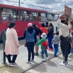 Peatones cruzando la Av. De las Américas, sector Feria Libre. XCA