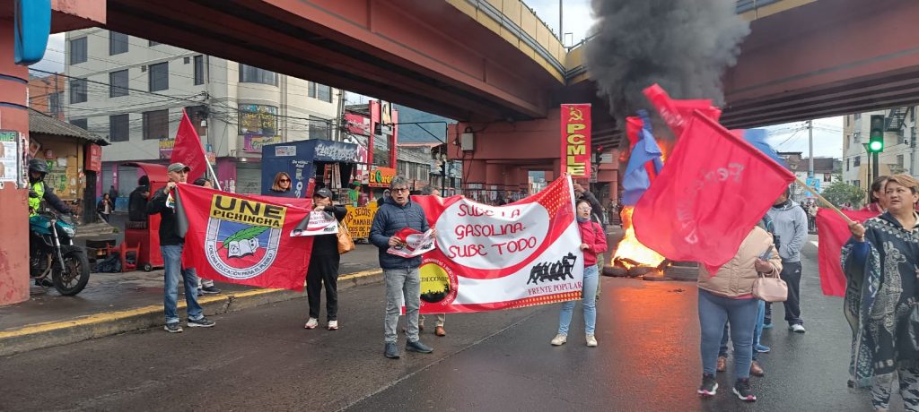 Un grupo de manifestantes de organizaciones sociales cerró la circulación vehicular al sur de Quito.