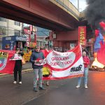 Un grupo de manifestantes de organizaciones sociales cerró la circulación vehicular al sur de Quito.