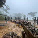 Personal de las fuerzas armadas durante una operación en el cantón Camilo Ponce Enríquez.