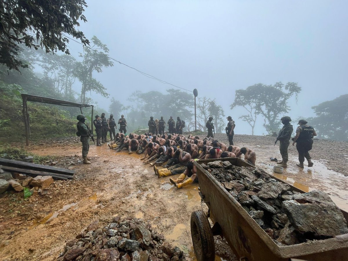 Personal de las fuerzas armadas durante una operación en el cantón Camilo Ponce Enríquez.