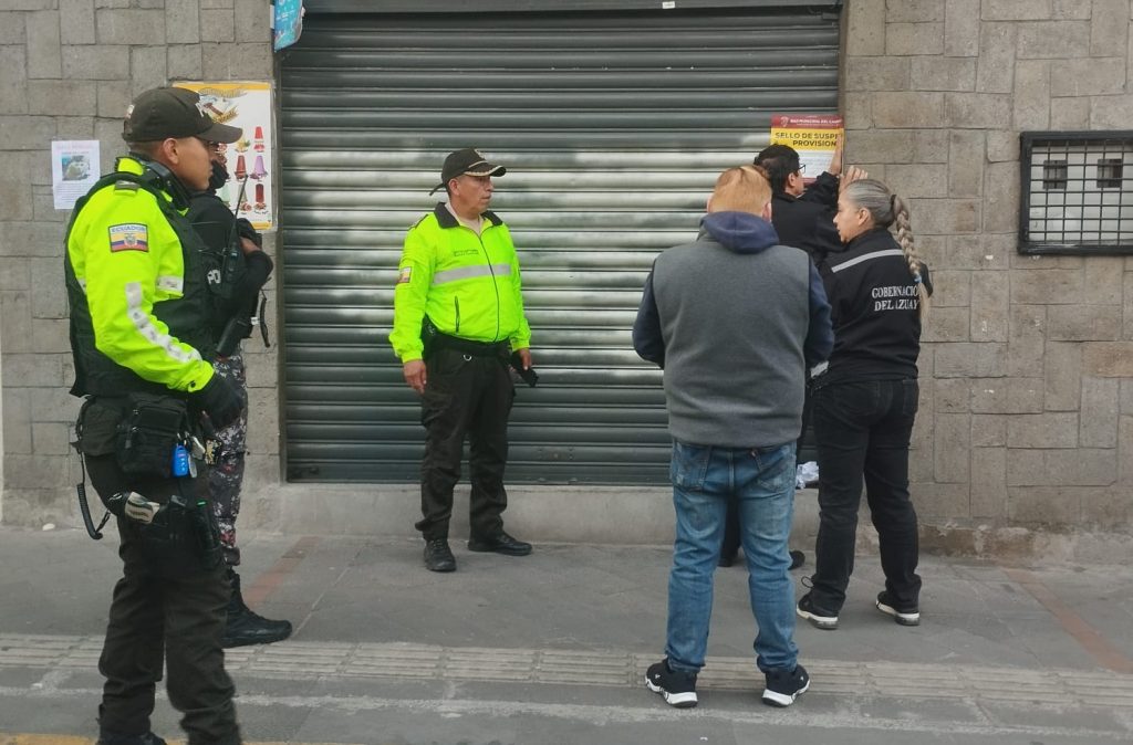 Intendencia suspende negocios en Cuenca por ventar irregular de licor.