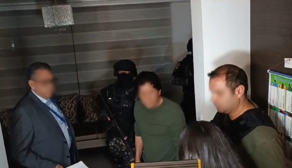 Momento el el que el pediatra es detenido por los agentes de la Policía Nacional en compañía de agentes de la Fiscalía por el presunto delito de pornografía infantil.