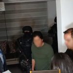 Momento el el que el pediatra es detenido por los agentes de la Policía Nacional en compañía de agentes de la Fiscalía por el presunto delito de pornografía infantil.