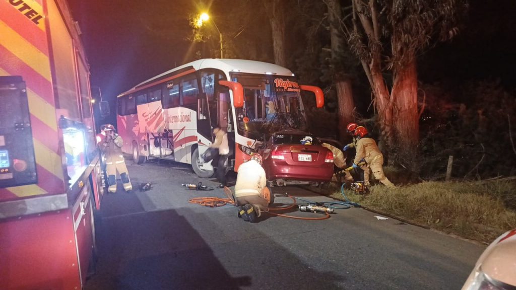 Personal del Cuerpo de Bomberos realiza las labores de rescate del accidente registrado en Cumbe.