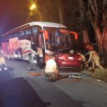 Personal del Cuerpo de Bomberos realiza las labores de rescate del accidente registrado en Cumbe.