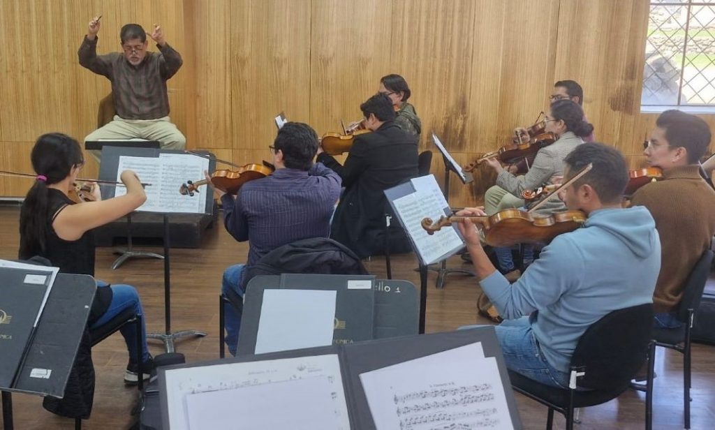 Maestro Augusto Carrión Rodas, Director Titular, durante un ensayo de la Orquesta Sinfónica de Cuenca.