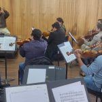 Maestro Augusto Carrión Rodas, Director Titular, durante un ensayo de la Orquesta Sinfónica de Cuenca.