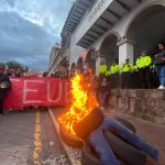 Trabajadores y estudiantes protestas contra el Gobierno Nacional por el incremento del precio de la gasolina.