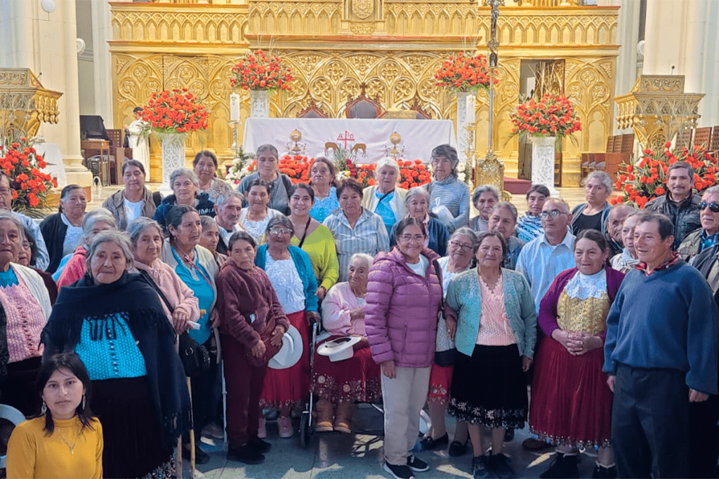 Sesenta adultos mayores cumplieron su sueño de conocer a la Virgen del Cisne. Foto Cortesía
