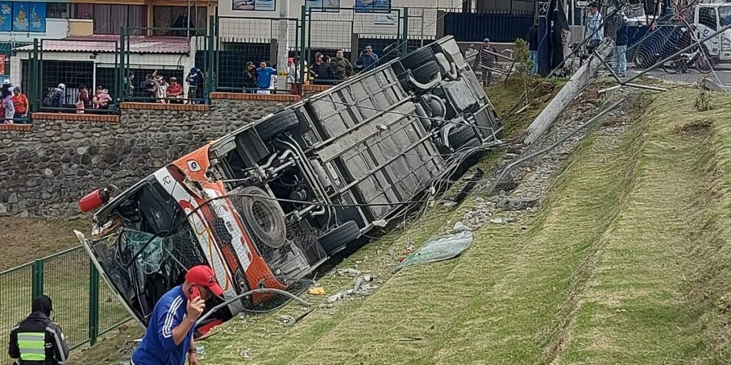 Vuelco de bus el barrio Central de la parroquia Totoracocha, en Cuenca. Hubo destrozos materiales.
