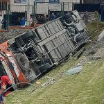 Vuelco de bus el barrio Central de la parroquia Totoracocha, en Cuenca. Hubo destrozos materiales.