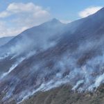 Incendio forestal de proporciones dejó en cenizas la vegetación del cerro Quingo en el cantón Girón, en la provincia del Azuay.