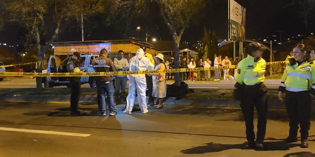 Familiares identificaron a motociclista que falleció sobre el parterre de la avenida Enrique Arízaga, en San Joaquín.