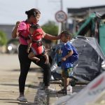 Olef y Zeus, dos gemelos inquietos de un año y medio, creen que van a "hacer un safari para conocer animales", es lo que su madre les dijo en el viaje en autobús desde Venezuela para "camuflar" el motivo real: cruzar la peligrosa selva del Darién para llegar hasta Panamá una escala hacia Estados Unidos. EFE