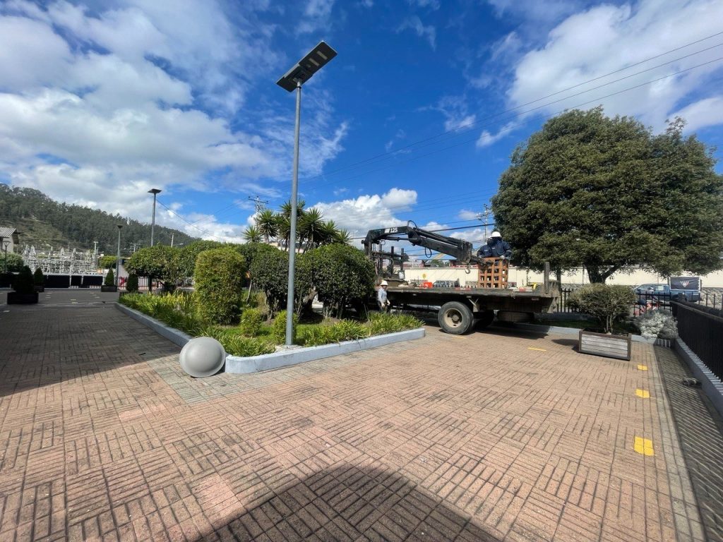 Luminarias solares que ya se instalan en distintos sectores de Cuenca.