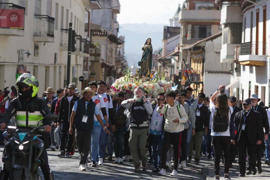 Un grupo de personas participa en la Procesión de la "Jornada Nacional de Jóvenes 2024", por la calle Simón Bolívar.