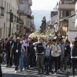 Un grupo de personas participa en la Procesión de la "Jornada Nacional de Jóvenes 2024", por la calle Simón Bolívar.
