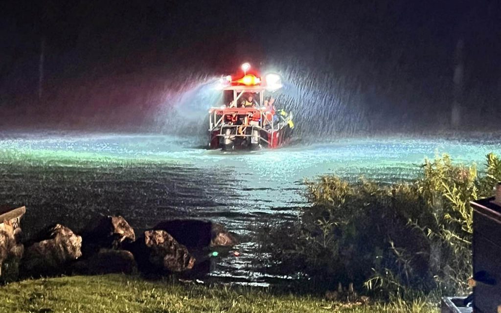 Personal de rescate trabaja en la búsqueda de los desaparecidos en el lago Candlewood.