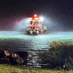 Personal de rescate trabaja en la búsqueda de los desaparecidos en el lago Candlewood.