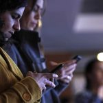 La operatividad de 8 millones de teléfonos celulares está en riesgo en Perú, debido a un nuevo reglamento que obliga a crear una "lista blanca" de teléfonos antes del 22 de julio próximo, tras lo que se dispondrá el bloqueo de aquellos que no estén incluidos, alertó este viernes la Sociedad de Comercio Exterior (Comex).La normativa, emitida por el Organismo Supervisor de Inversión Privada en Telecomunicaciones (Osiptel), tiene como finalidad combatir el robo de teléfonos, pero, según detalló Comex en un comunicado, pone en riesgo millones de terminales. EFE