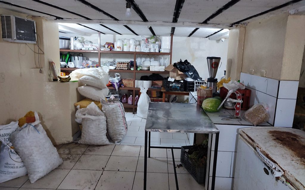 Arcsa clausuró un asadero de pollos por presencia de plagas y dos comercializadoras de alimentos en Santa Isabel y Cuenca.