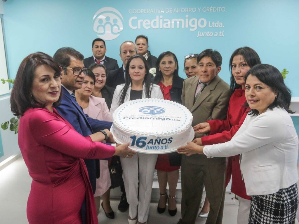 Elizabeth Andrade (C), gerente general de “Crediamigo Ltda”, durante la inauguración de la oficina en la Abelardo J. Andrade y Calle de la Espadaña.