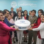 Elizabeth Andrade (C), gerente general de “Crediamigo Ltda”, durante la inauguración de la oficina en la Abelardo J. Andrade y Calle de la Espadaña.
