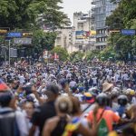 Miles de venezolanos se han concentrado en Caracas, en un acto convocado por la oposición mayoritaria, para rechazar por segundo día consecutivo lo que consideran es un fraude en los resultados oficiales del Consejo Nacional Electoral (CNE), que en la víspera proclamó a Nicolás Maduro como presidente reelecto con el 51,2 % de los votos. EFE