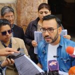 Sebastián Cevallos presenta denuncia en la Fiscalía de Azuay