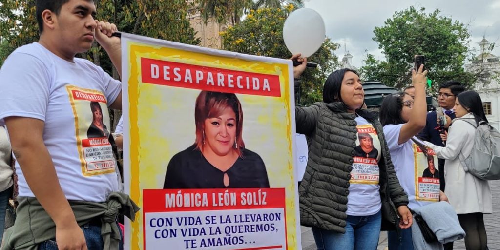 Ciudadanos cumplieron un plantón en las afueras de la Gobernación del Azuay para exigir la búsqueda de personas desaparecidas.
