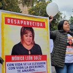 Ciudadanos cumplieron un plantón en las afueras de la Gobernación del Azuay para exigir la búsqueda de personas desaparecidas.
