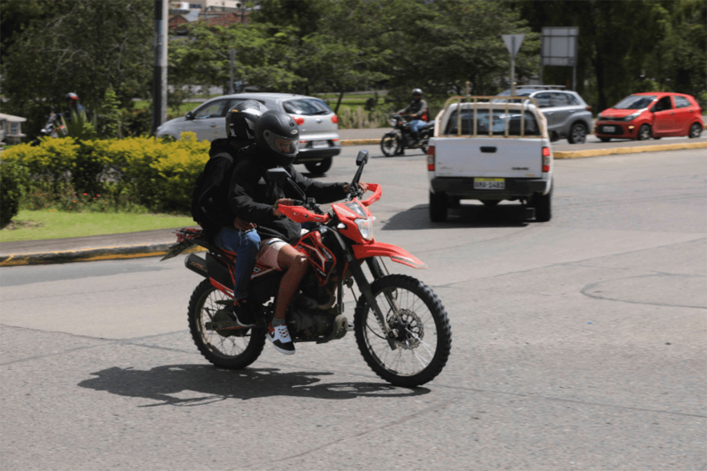 Concejo Cantonal de Quito aprueba ordenanza que prohibe la ciurculación de dos personas en moto. Foto XCA