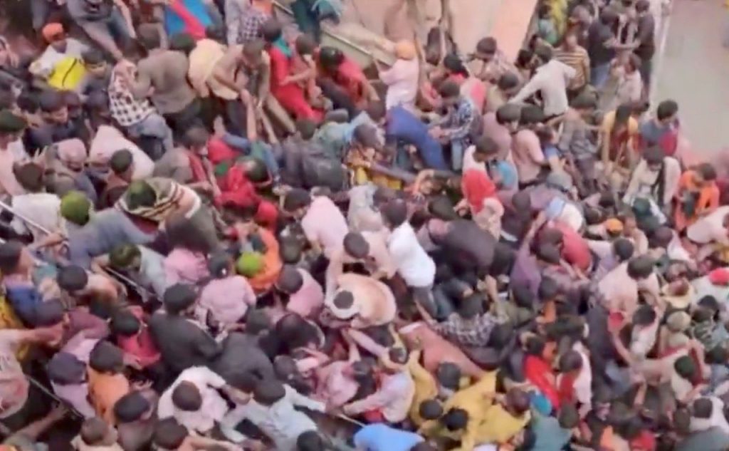 Al menos son 116 las personas muertas este martes por la estampida que se desató al término de un evento religioso en el norte de la India