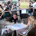 Las autoridades municipales pidieron respeto para los visitantes a la vista de las imágenes de personas que increpaban y mojaban con pistolas de agua a turistas que estaban en terrazas.