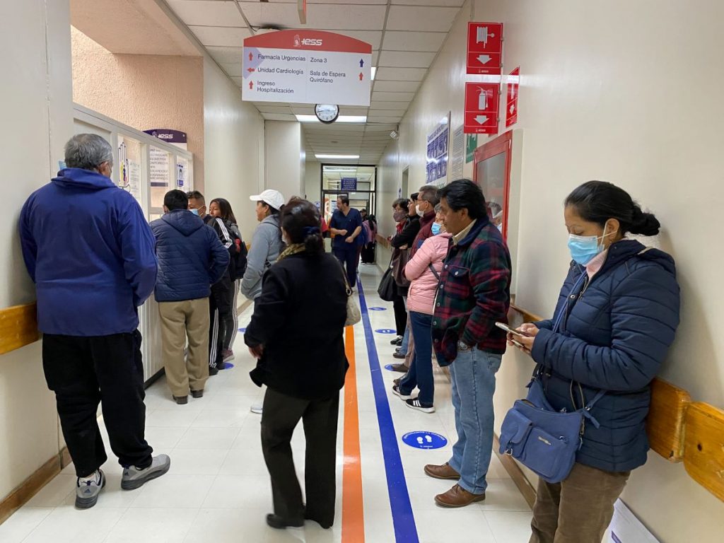 Pacientes en las instalaciones del Hospital “José Carrasco Arteaga”, del Instituto Ecuatoriano de Seguridad Social.