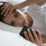 El uso del celular al despertar se ha convertido en un hábito común entre las personas, sin embargo, pocos consideran los efectos negativos que puede tener en la salud.