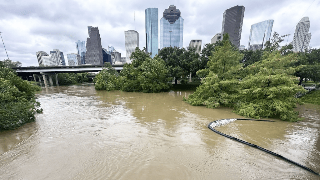 al menos ocho personas han muerto, pero pueden aumentar a medida que continúan los esfuerzos de búsqueda y rescate, señalaron las autoridades.