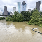 al menos ocho personas han muerto, pero pueden aumentar a medida que continúan los esfuerzos de búsqueda y rescate, señalaron las autoridades.