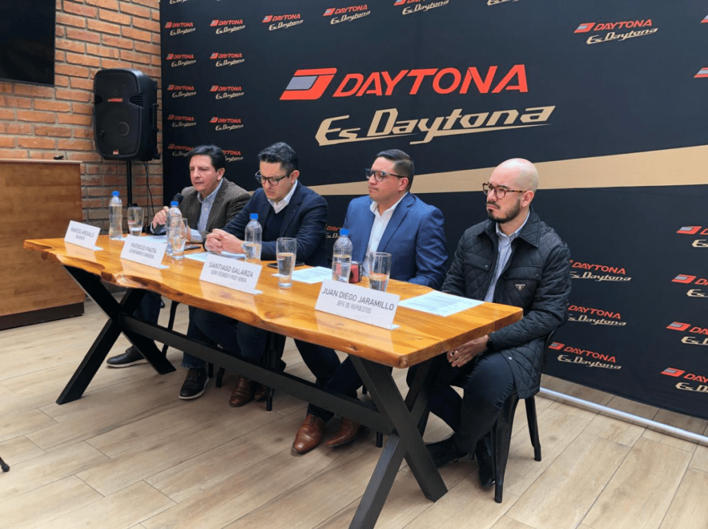 Daytona Motocicletas se enorgullece de anunciar el exitoso lanzamiento de sus nuevos modelos de motocicletas: la Scrambler Revolution 300cc y la Adventure R 300cc. En una rueda de prensa exclusiva, celebrada recientemente el 9 de julio, se dieron a conocer todos los detalles de estas innovadoras motocicletas que prometen revolucionar el mercado.