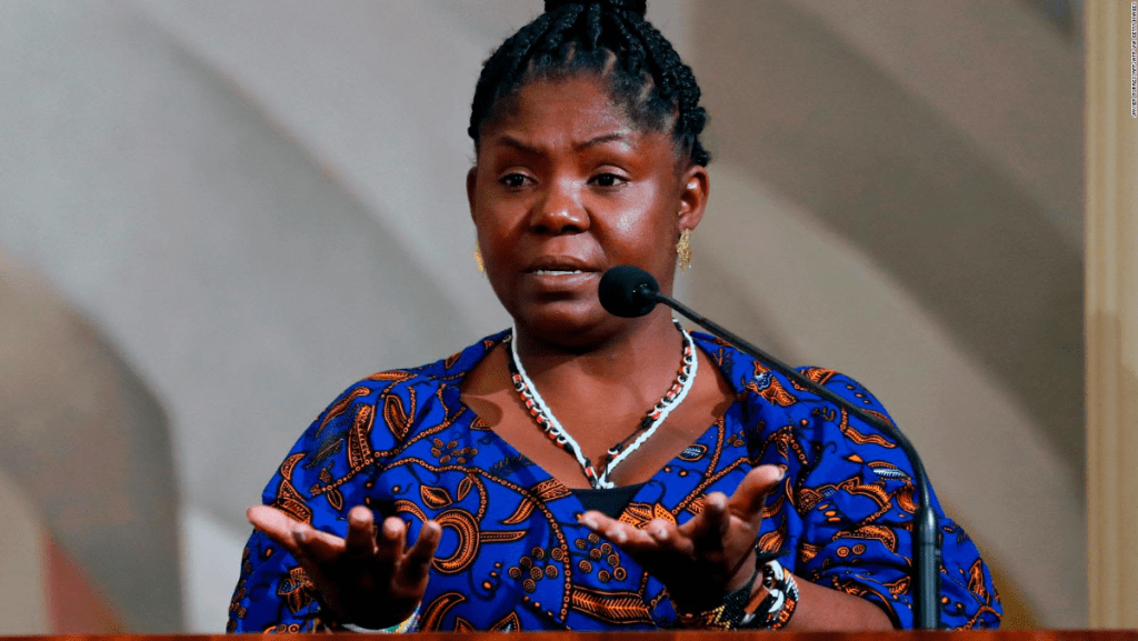 El vehículo en el que normalmente se transporta la vicepresidenta de Colombia, Francia Márquez, fue atacado a tiros cuando ella no se encontraba en él