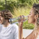 Si bien beber suficiente agua es primordial para todas las personas, es especialmente importante para quienes practican deporte diariamente.