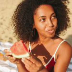 Expertos de la Universidad Europea recomiendan evitar las bebidas alcohólicas, con cafeína o azucaradas durante las horas más calurosas del día ya que promueven la deshidratación.