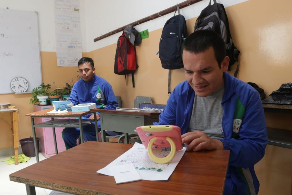 Marco Chalán y Héctor Durán, estudiantes del Instituto de Parálisis Cerebral del Azuay (IPCA).