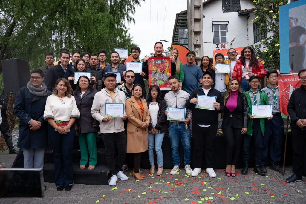 Jóvenes, que presentaron proyectos, son premiados por Cristian Zamora, alcalde de Cuenca.