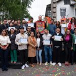 Jóvenes, que presentaron proyectos, son premiados por Cristian Zamora, alcalde de Cuenca.