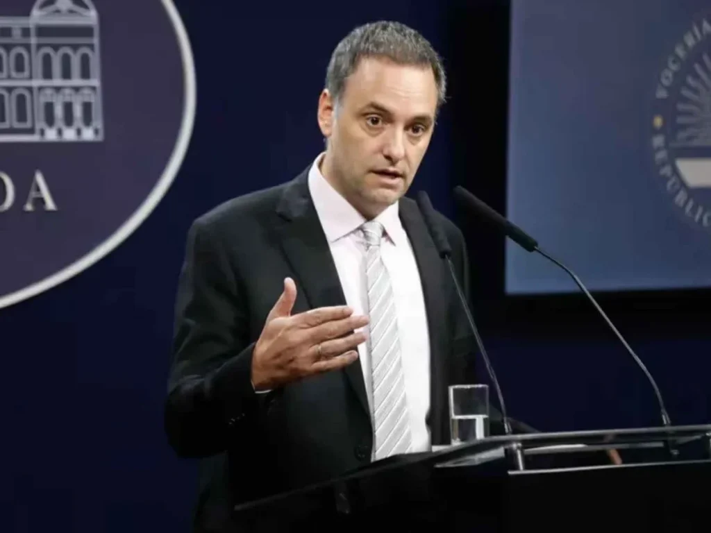 El Gobierno de Argentina afirmó este viernes que las recientes declaraciones del presidente de Venezuela, Nicolás Maduro, en contra de su homólogo argentino, Javier Milei, no ameritan respuesta porque provienen de un "dictador" y un "imbécil".