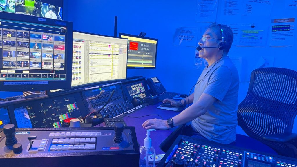 El gualaceño Franklin Reinozo se encarga del control de noticieros de habla hispana en Univision. / Cortesía.